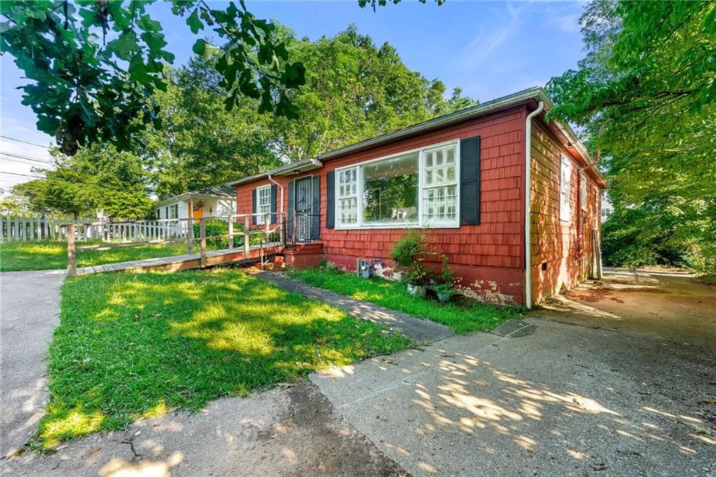 4 bedroom, 2 bathroom, 1,482 sq ft single family residence under contract at 1851 Penelope Road, Atlanta, GA 30314 — photo 3