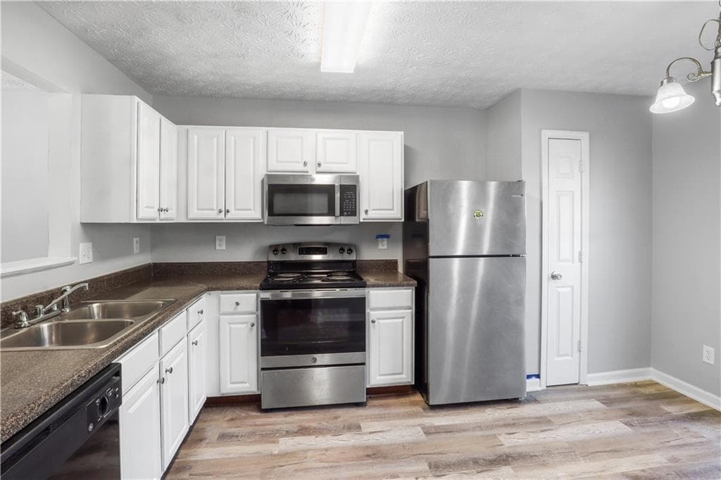 3 bedroom, 3 bathroom, 1,560 sq ft townhouse under contract at 3882 Waldrop Lane, Decatur, GA 30034 — photo 2
