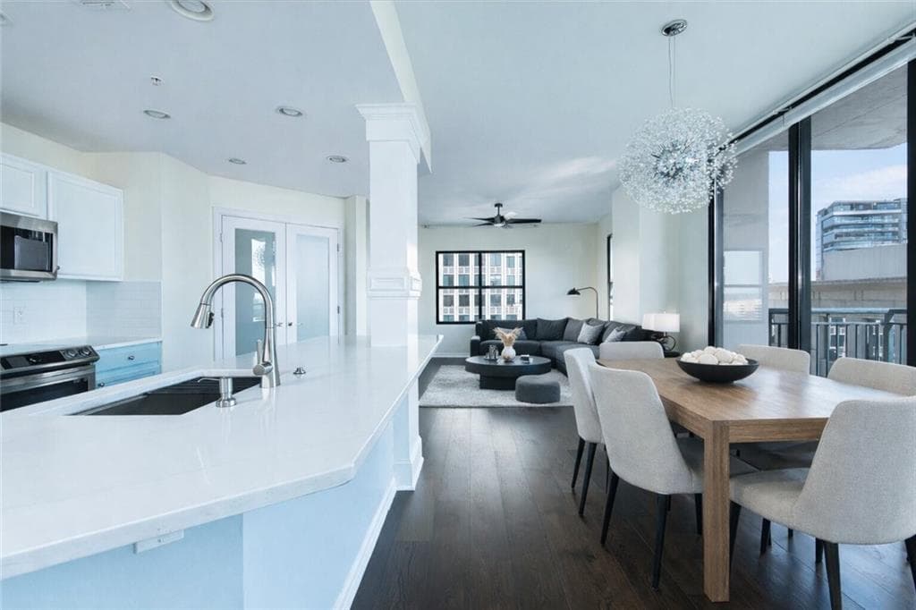 2 bedroom, 2 bathroom, 1,233 sq ft condominium sold at 3040 Peachtree Road 1003, Atlanta, GA 30305