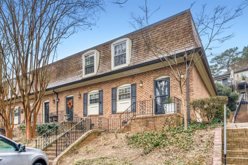 2 bedroom, 2 bathroom, 1,354 sq ft condominium for sale at 1261 Lavista Road M6, Atlanta, GA 30324 — photo 1 of 35
