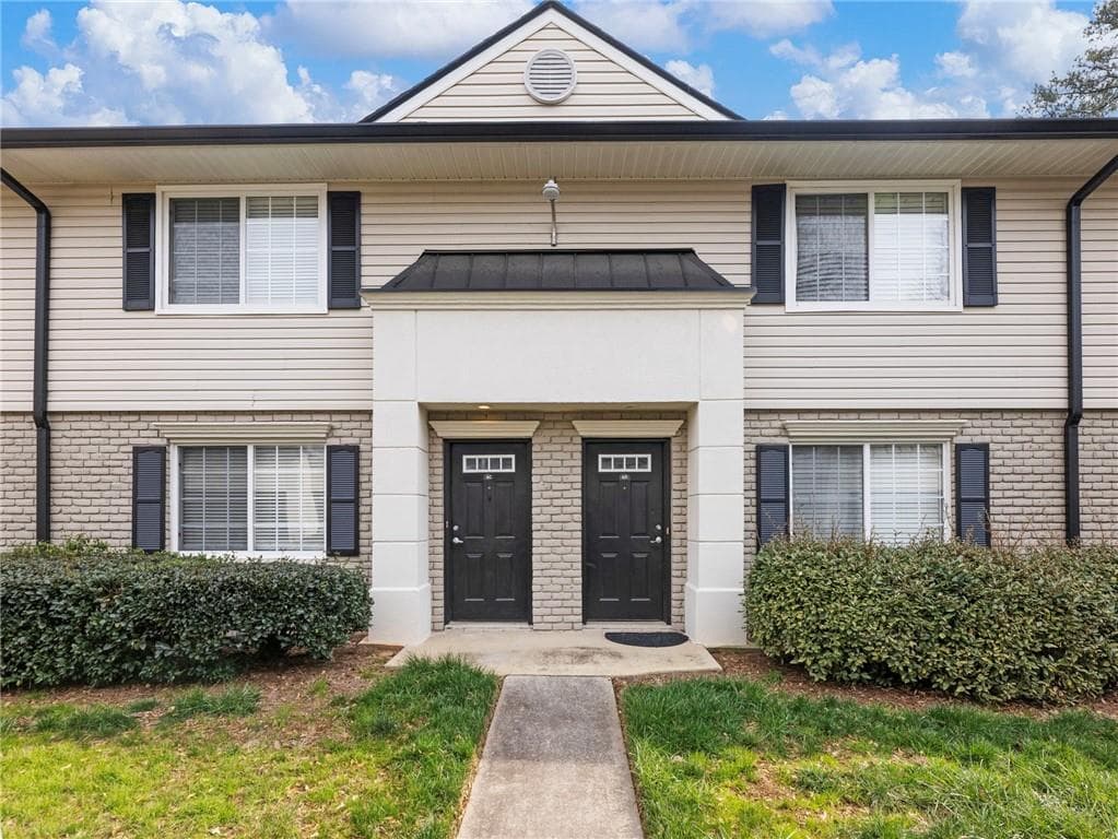 2 bedroom, 2 bathroom, 1,000 sq ft condominium sold at 6940 Roswell Road C6, Atlanta, GA 30328