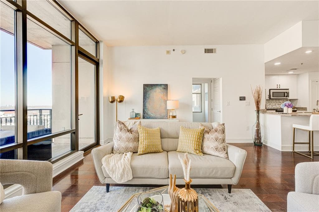 565 Peachtree Street 1101, Atlanta, GA 30308 — most recent listing photo