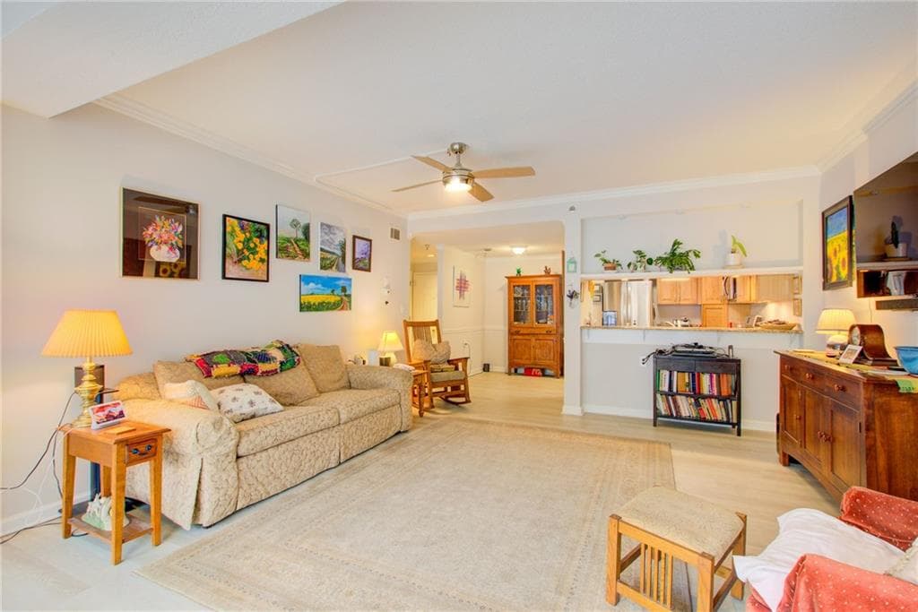 1 bedroom, 1 bathroom, 875 sq ft condominium for sale at 1800 Clairmont Lake 223, Decatur, GA 30033 — photo 4