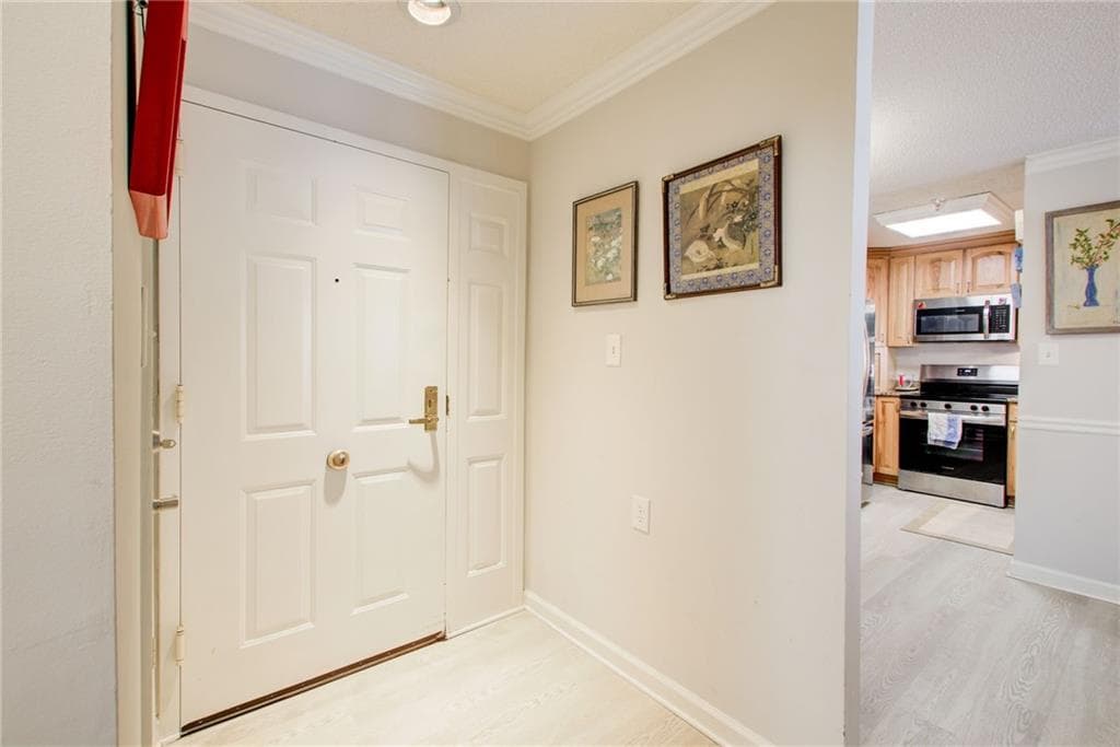 1 bedroom, 1 bathroom, 875 sq ft condominium for sale at 1800 Clairmont Lake 223, Decatur, GA 30033 — photo 5