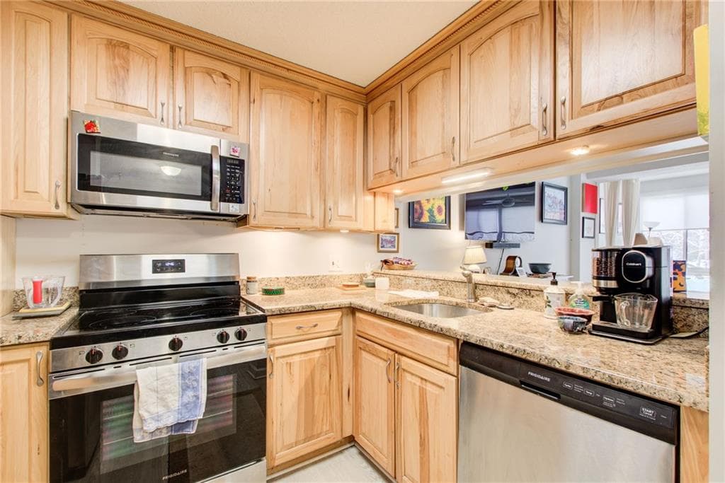 1 bedroom, 1 bathroom, 875 sq ft condominium for sale at 1800 Clairmont Lake 223, Decatur, GA 30033 — photo 7