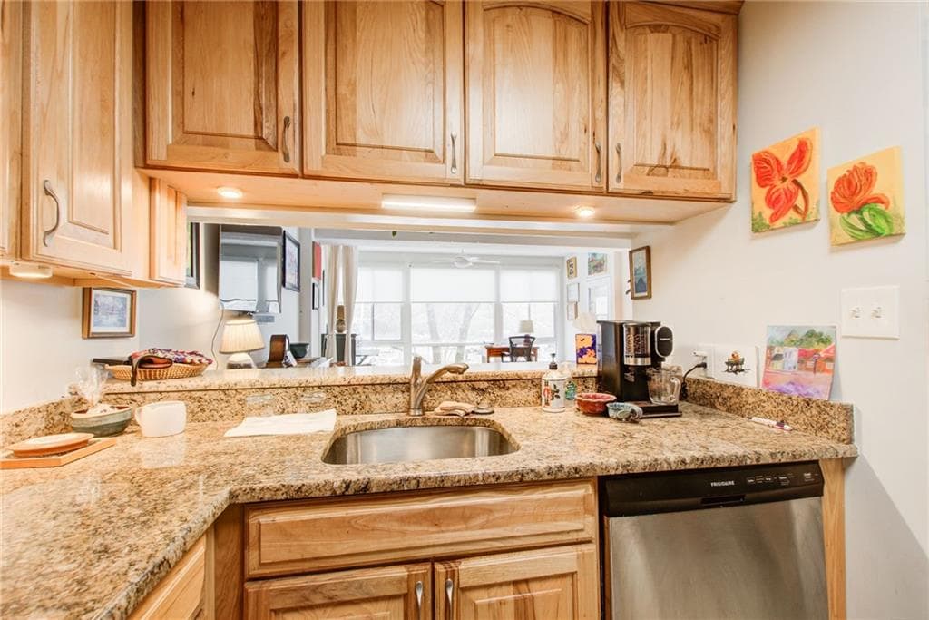 1 bedroom, 1 bathroom, 875 sq ft condominium for sale at 1800 Clairmont Lake 223, Decatur, GA 30033 — photo 8