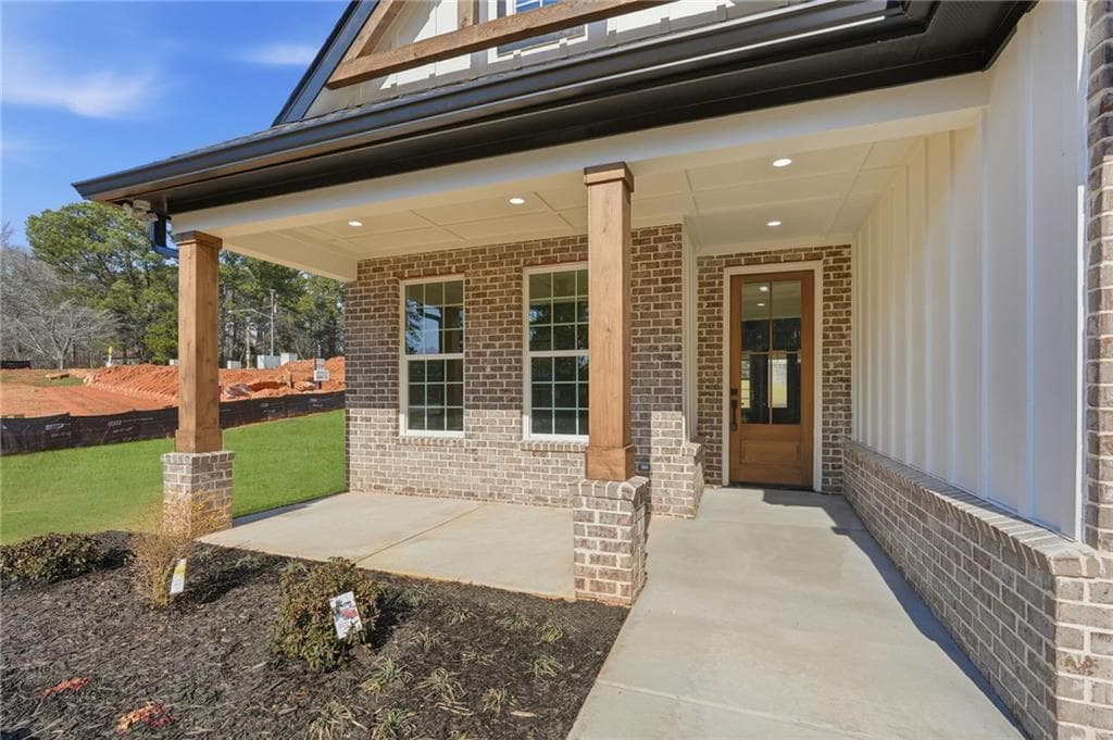 4 bedroom, 3 bathroom, 2,798 sq ft single family residence for sale at 2322 Rockbridge Road, Stone Mountain, GA 30087 — photo 3