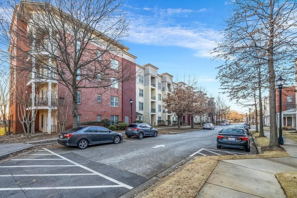 2 bedroom, 2 bathroom, 1,082 sq ft condominium for sale at 870 Mayson Turner Road 1321, Atlanta, GA 30314 — photo 2