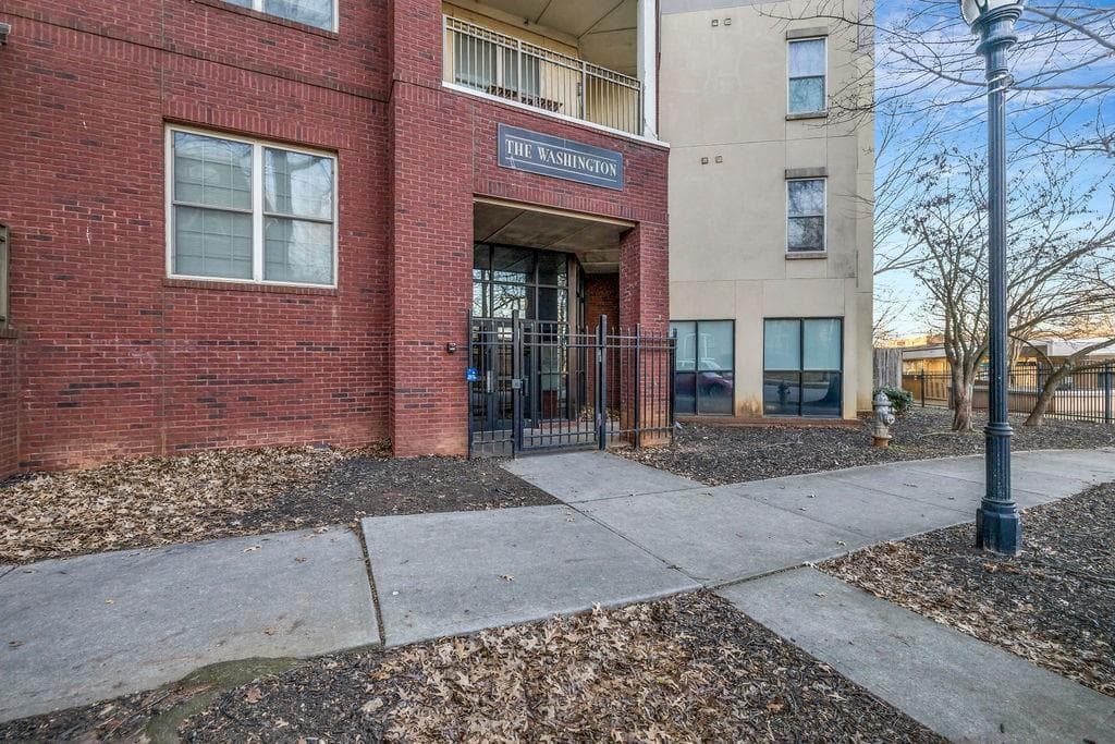 2 bedroom, 2 bathroom, 1,157 sq ft condominium for sale at 870 Mayson Turner Road 1246, Atlanta, GA 30314 — photo 4