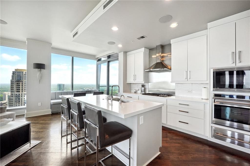 2 bedroom, 3 bathroom, 3,104 sq ft condominium under contract at 3344 Peachtree Road 3902, Atlanta, GA 30326 — photo 3