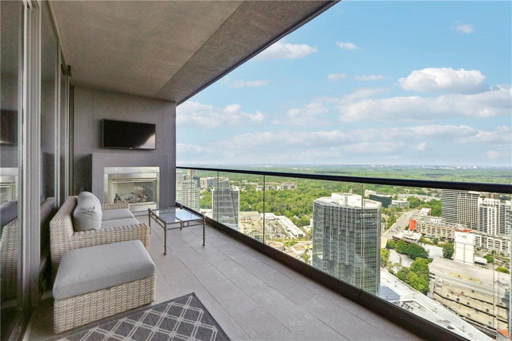 2 bedroom, 3 bathroom, 3,104 sq ft condominium under contract at 3344 Peachtree Road 3902, Atlanta, GA 30326 — photo 4