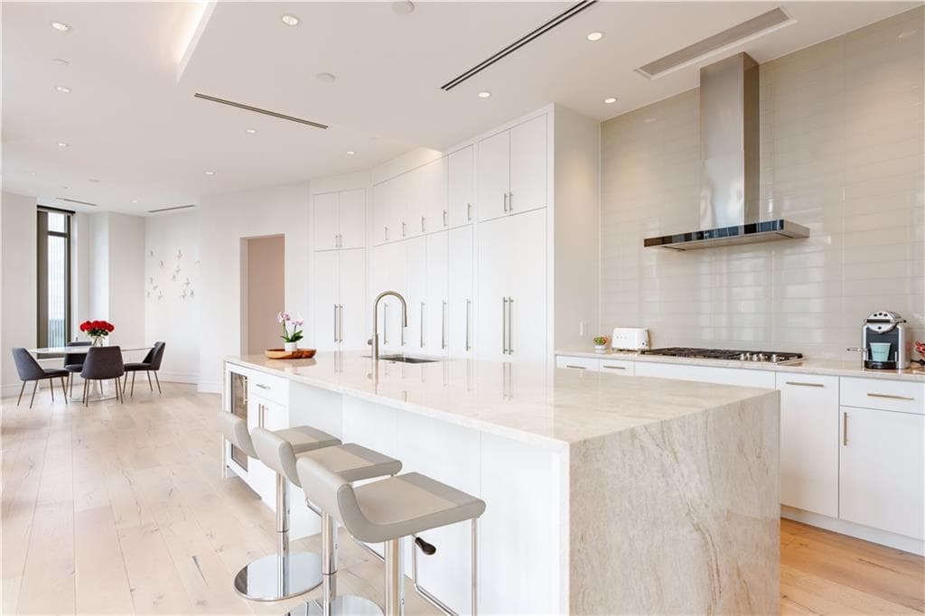 2 bedroom, 3 bathroom, 3,180 sq ft condominium for sale at 3376 Peachtree Road 32A, Atlanta, GA 30326 — photo 7