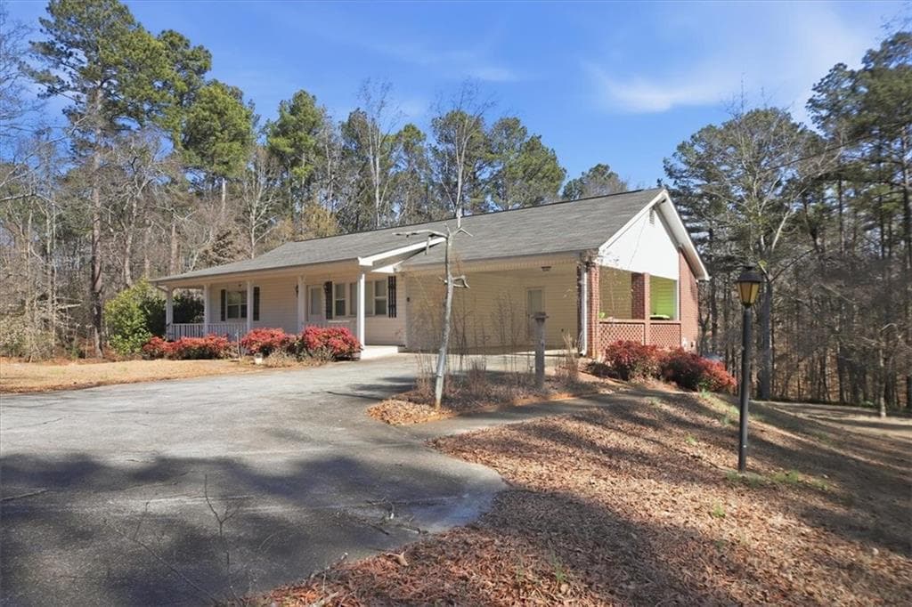 4 bedroom, 2 bathroom, 2,522 sq ft single family residence for sale at 20 Stagg Trace, Social Circle, GA 30025 — photo 3