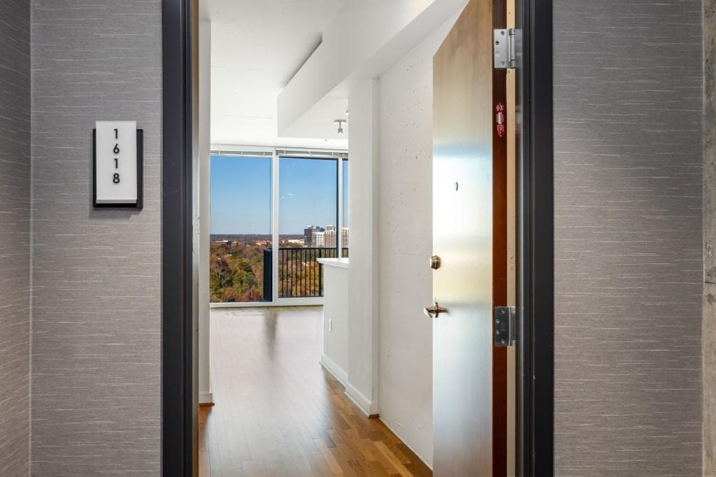 1 bedroom, 1 bathroom, 691 sq ft condominium for sale at 361 17th Street 1618, Atlanta, GA 30363 — photo 3
