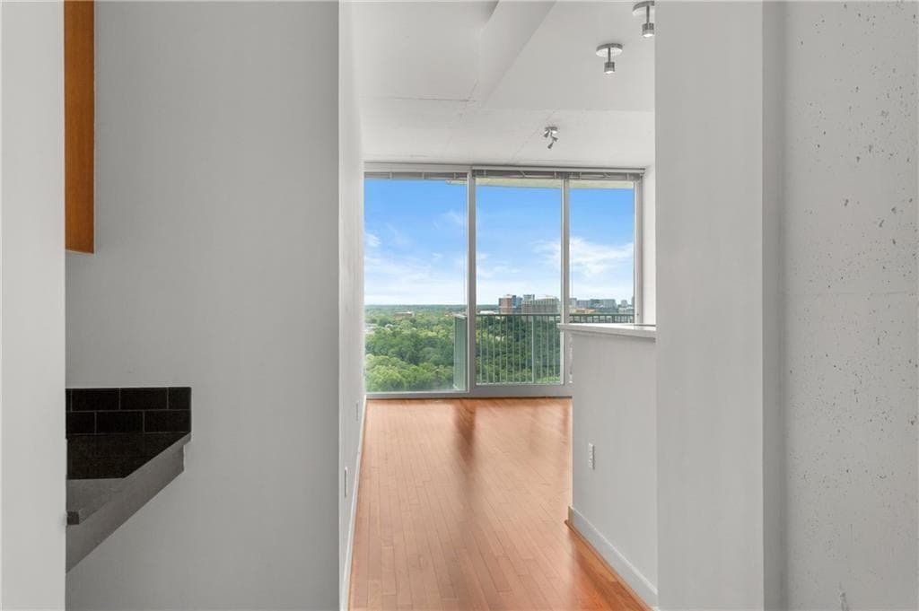 1 bedroom, 1 bathroom, 691 sq ft condominium for sale at 361 17th Street 1618, Atlanta, GA 30363 — photo 5