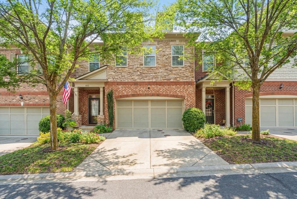 3 bedroom, 4 bathroom, 2,812 sq ft townhouse sold at 828 Northam Lane, Atlanta, GA 30342