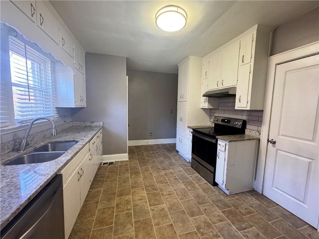 5 bedroom, 3 bathroom, 1,963 sq ft single family residence for sale at 2079 Ben Hill Road, Atlanta, GA 30344 — photo 3