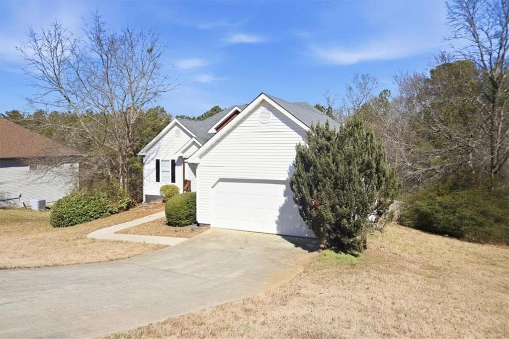 6 bedroom, 3 bathroom, 1,545 sq ft single family residence under contract at 232 Cambridge Drive, Loganville, GA 30052 — photo 2