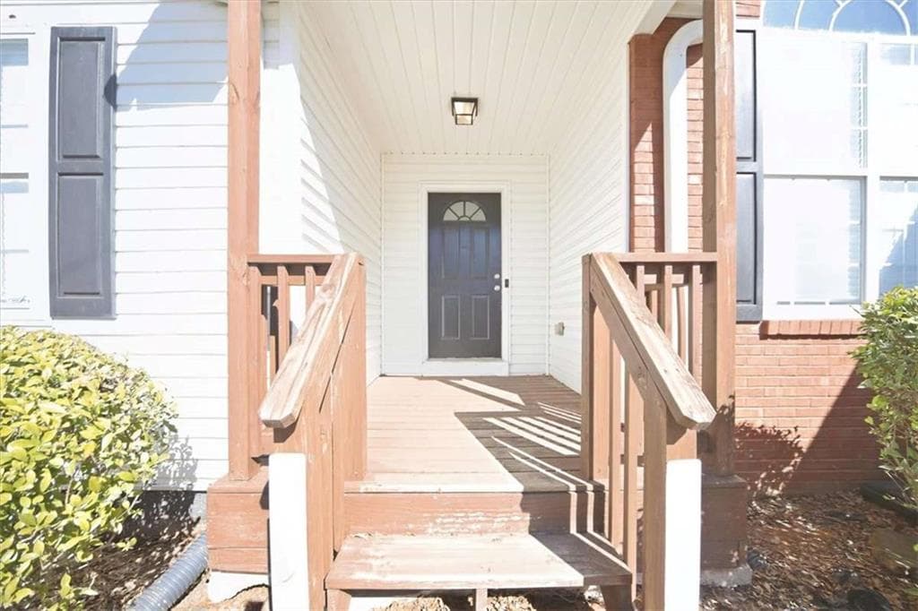 6 bedroom, 3 bathroom, 1,545 sq ft single family residence under contract at 232 Cambridge Drive, Loganville, GA 30052 — photo 3