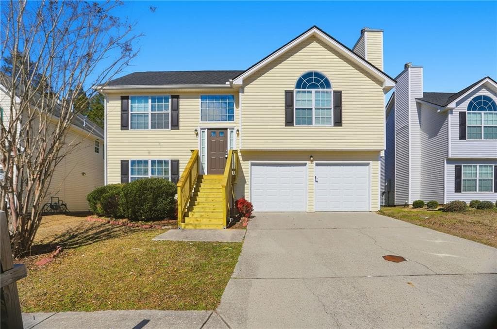 3 bedroom, 2 bathroom, 1,040 sq ft single family residence under contract at 2631 S Hills, Riverdale, GA 30296