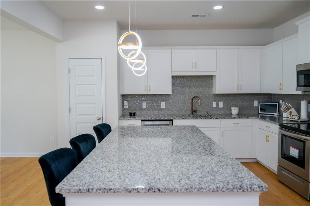 3 bedroom, 2 bathroom, 1,988 sq ft townhouse for sale at 2115 Ravencliff Dr, Austell, GA 30168 — photo 2