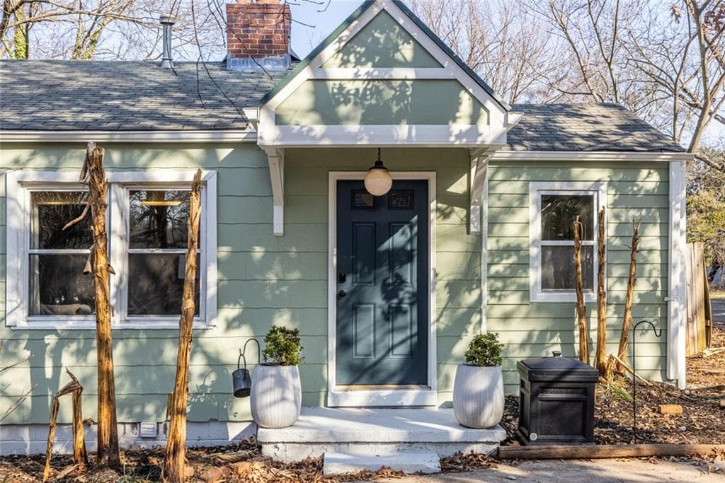2 bedroom, 1 bathroom, 850 sq ft single family residence sold at 1072 Sanders Avenue, Atlanta, GA 30316