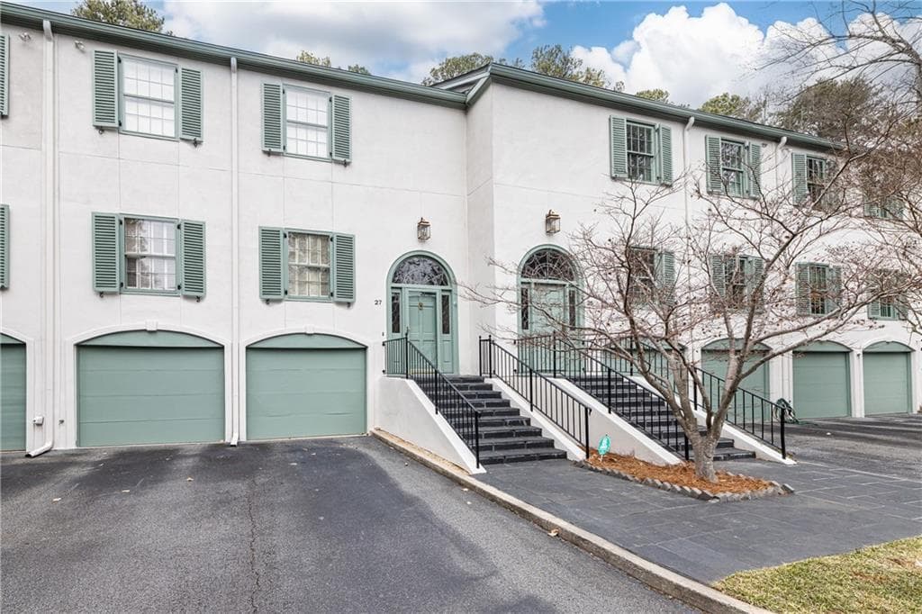 2 bedroom, 4 bathroom townhouse sold at 27 Mooregate Square, Atlanta, GA 30327