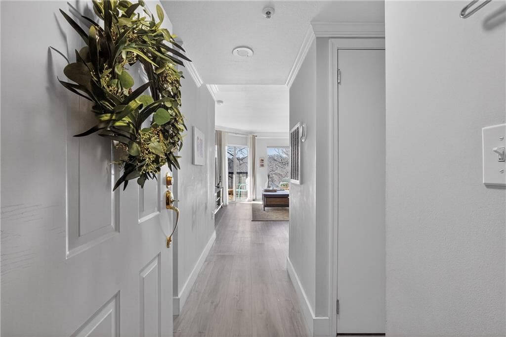 1 bedroom, 1 bathroom, 820 sq ft condominium for sale at 1 Biscayne Drive 309, Atlanta, GA 30309 — photo 1 of 29