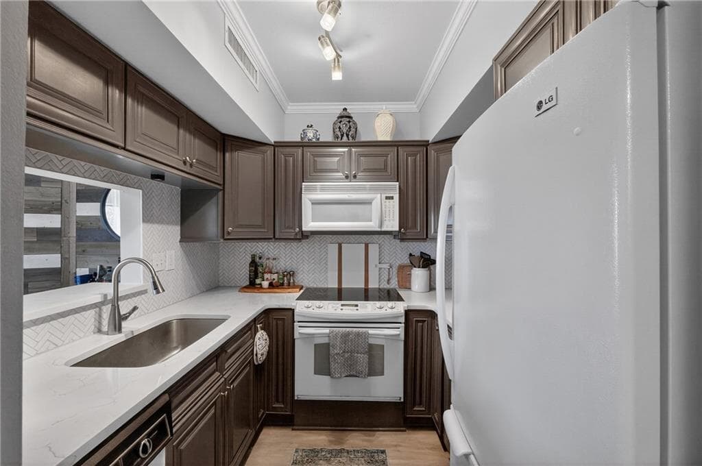 1 bedroom, 1 bathroom, 820 sq ft condominium for sale at 1 Biscayne Drive 309, Atlanta, GA 30309 — photo 5