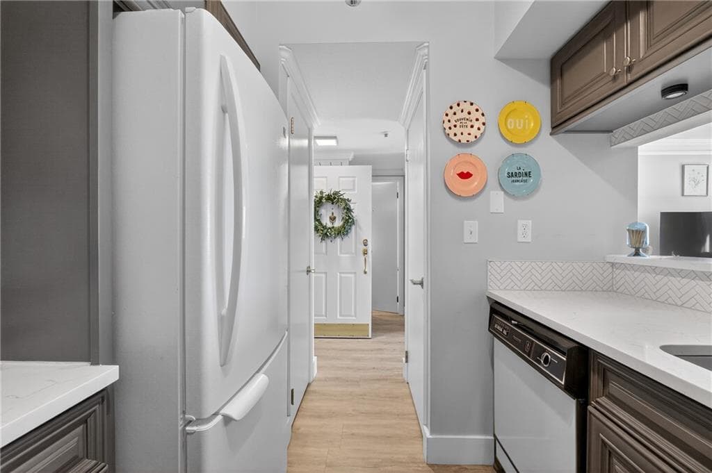 1 bedroom, 1 bathroom, 820 sq ft condominium for sale at 1 Biscayne Drive 309, Atlanta, GA 30309 — photo 6