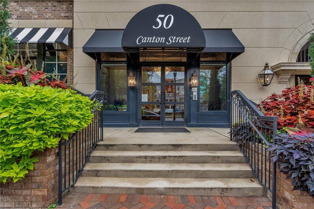 3 bedroom, 4 bathroom, 2,667 sq ft condominium sold at 50 Canton Street 404, Alpharetta, GA 30009