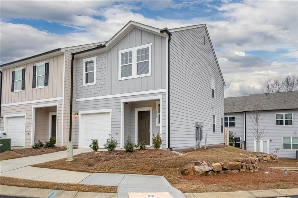 3 bedroom, 3 bathroom, 1,421 sq ft townhouse for rent at 2010 Ayla Drive, Douglasville, GA 30135 for $1,875 a month — photo 2