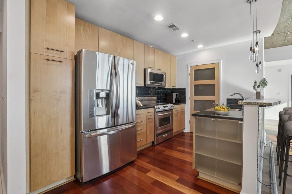 2 bedroom, 2 bathroom, 1,223 sq ft condominium for sale at 3324 Peachtree Road 2301, Atlanta, GA 30326 — photo 2