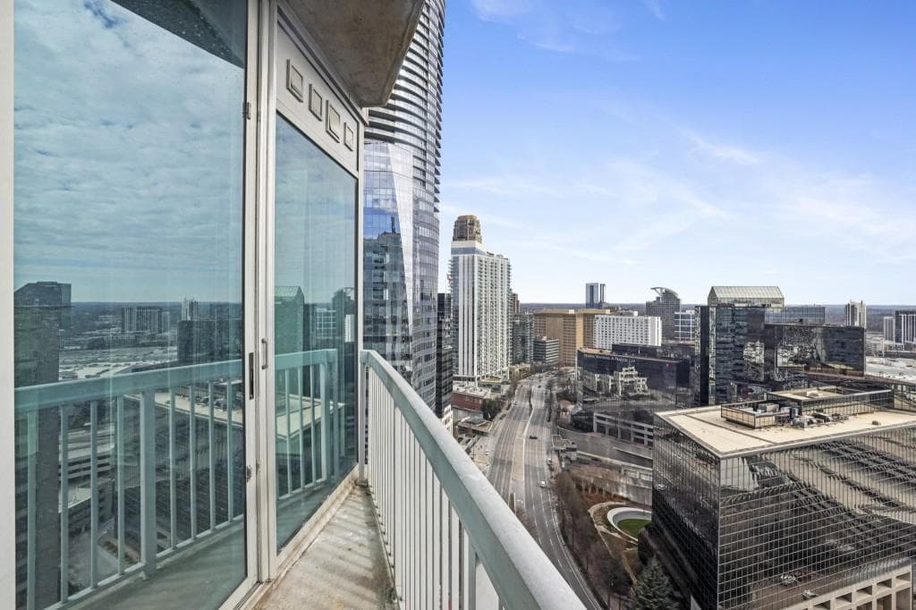 2 bedroom, 2 bathroom, 1,223 sq ft condominium for sale at 3324 Peachtree Road 2301, Atlanta, GA 30326 — photo 4