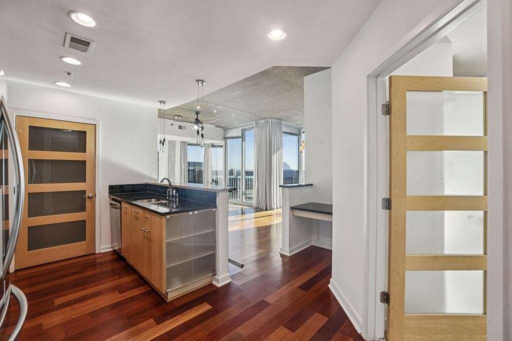 2 bedroom, 2 bathroom, 1,223 sq ft condominium for sale at 3324 Peachtree Road 2301, Atlanta, GA 30326 — photo 8