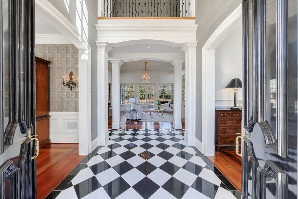 5 bedroom, 8 bathroom, 6,138 sq ft single family residence for sale at 4037 Wieuca Road, Atlanta, GA 30342 — photo 4