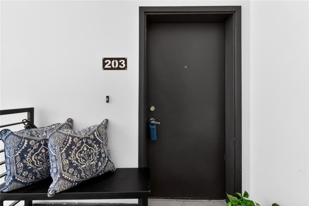 2 bedroom, 2 bathroom, 1,250 sq ft condominium for sale at 972 Dekalb Avenue 203, Atlanta, GA 30307 — photo 2