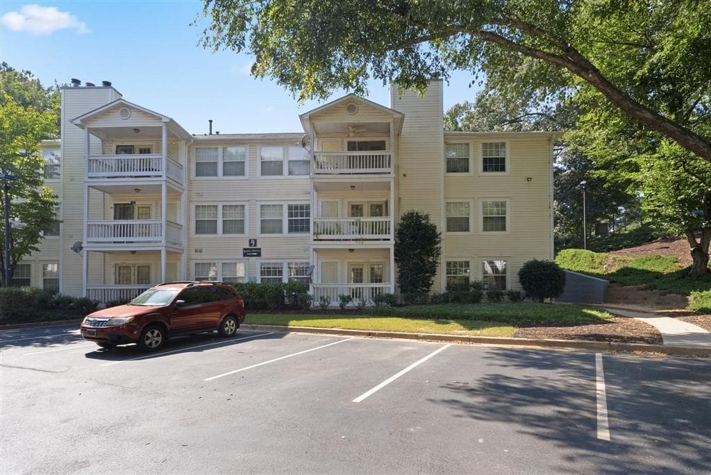 2 bedroom, 2 bathroom, 1,128 sq ft condominium for sale at 1364 Keys Crossing, Atlanta, GA 30319 — photo 1 of 17