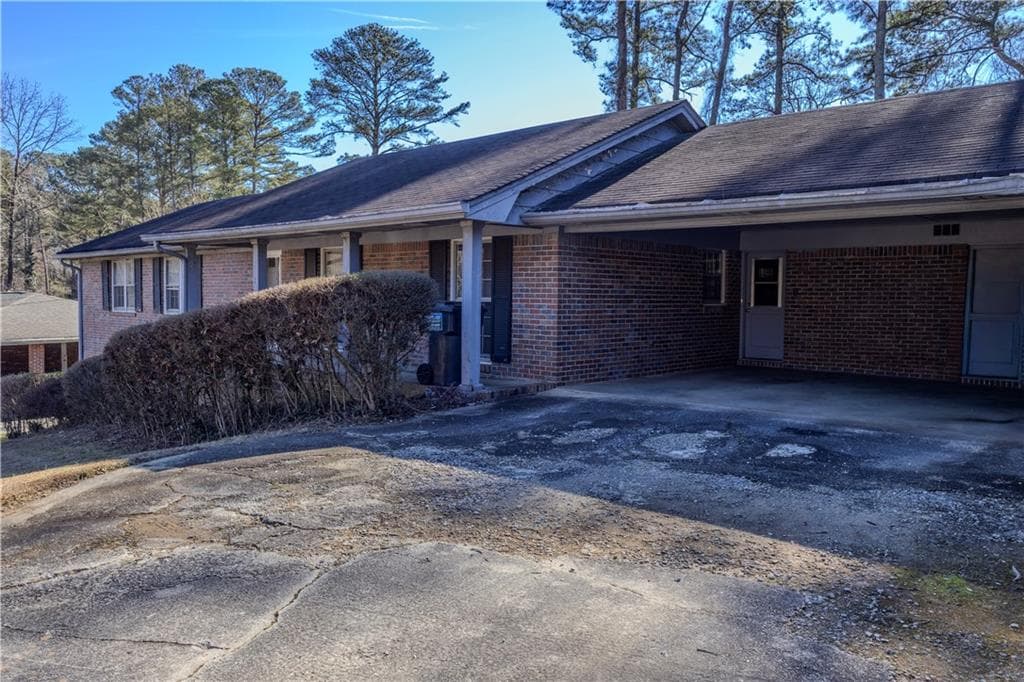 5 bedroom, 3 bathroom, 1,754 sq ft single family residence for sale at 6158 Tracy Valley Drive, Norcross, GA 30093 — photo 4