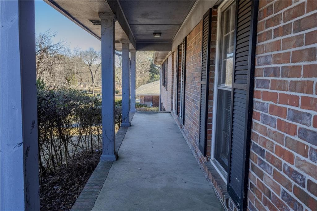 5 bedroom, 3 bathroom, 1,754 sq ft single family residence for sale at 6158 Tracy Valley Drive, Norcross, GA 30093 — photo 5