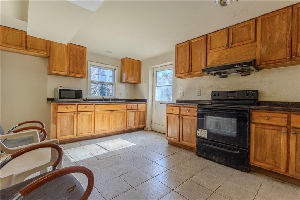 5 bedroom, 3 bathroom, 1,754 sq ft single family residence for sale at 6158 Tracy Valley Drive, Norcross, GA 30093 — photo 7