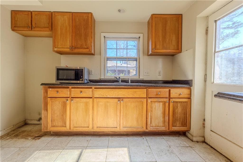 5 bedroom, 3 bathroom, 1,754 sq ft single family residence for sale at 6158 Tracy Valley Drive, Norcross, GA 30093 — photo 9