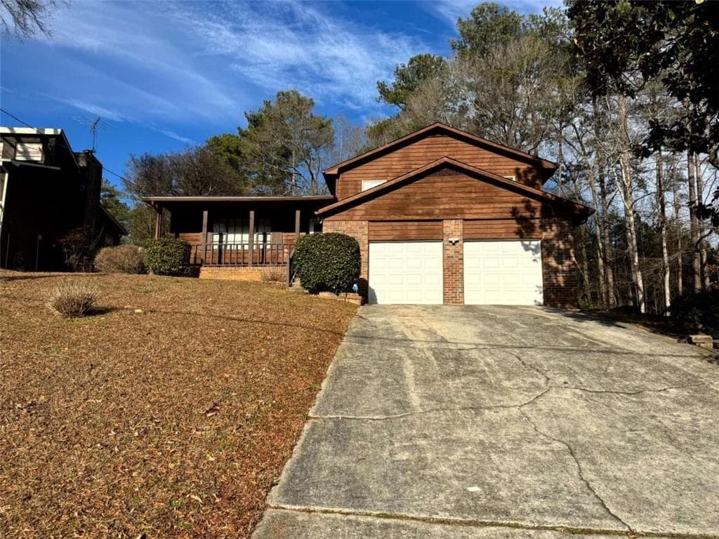 3 bedroom, 2 bathroom, 1,638 sq ft single family residence under contract at 8678 Glenwoods Drive, Riverdale, GA 30274