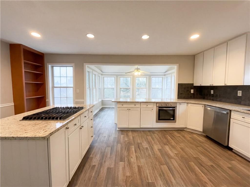 4 bedroom, 4 bathroom, 3,028 sq ft single family residence under contract at 2859 Savannah Walk Lane, Suwanee, GA 30024 — photo 2