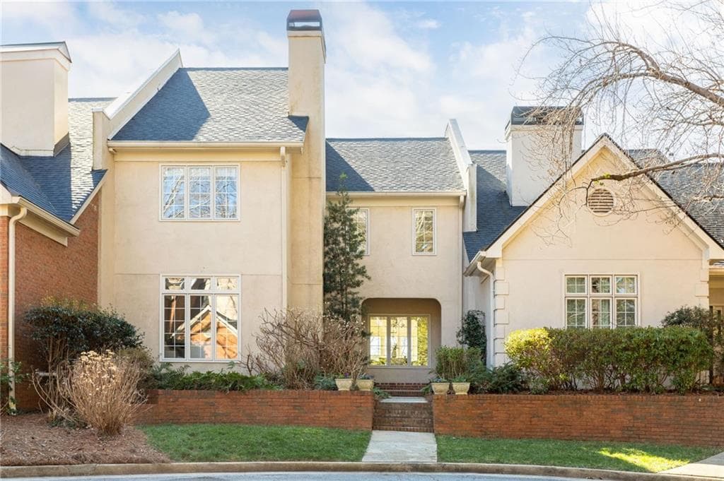 3 bedroom, 3 bathroom, 2,696 sq ft townhouse sold at 31 Paces West Place, Atlanta, GA 30327