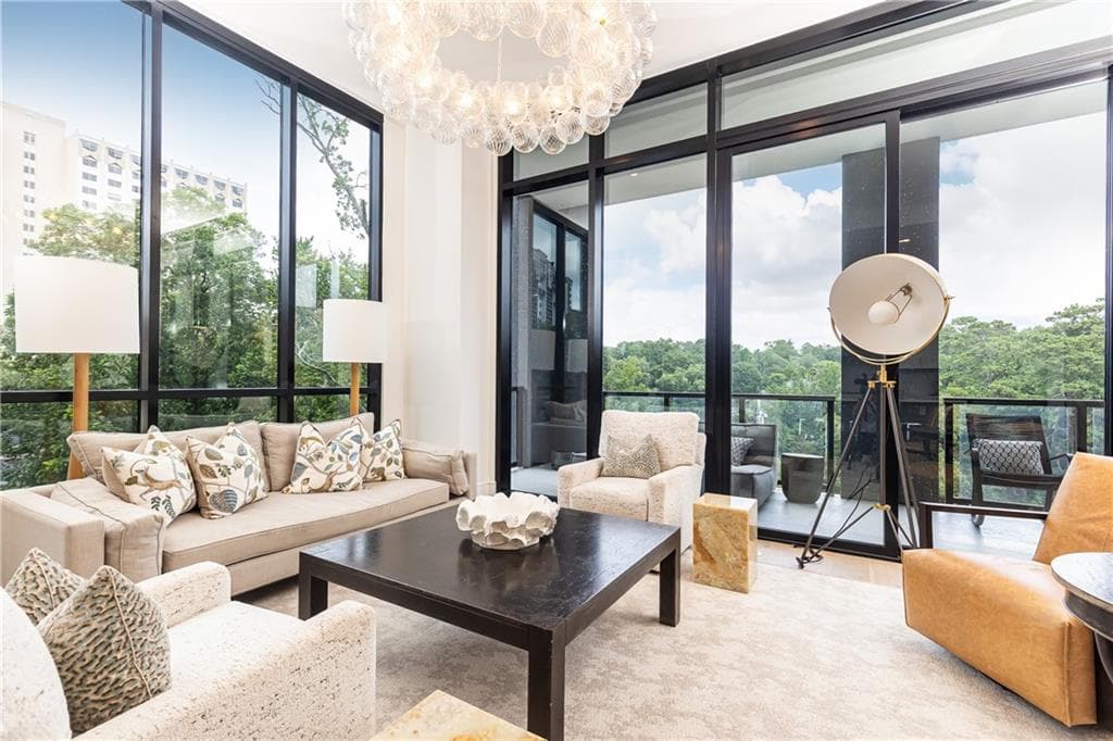 3 bedroom, 3 bathroom condominium sold at 2425 Peachtree Road 404, Atlanta, GA 30305