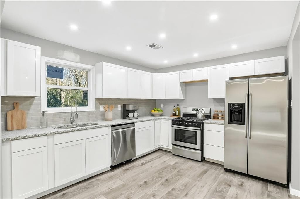 3 bedroom, 3 bathroom, 1,460 sq ft single family residence under contract at 4900 Bayside Court, Stone Mountain, GA 30088 — photo 5