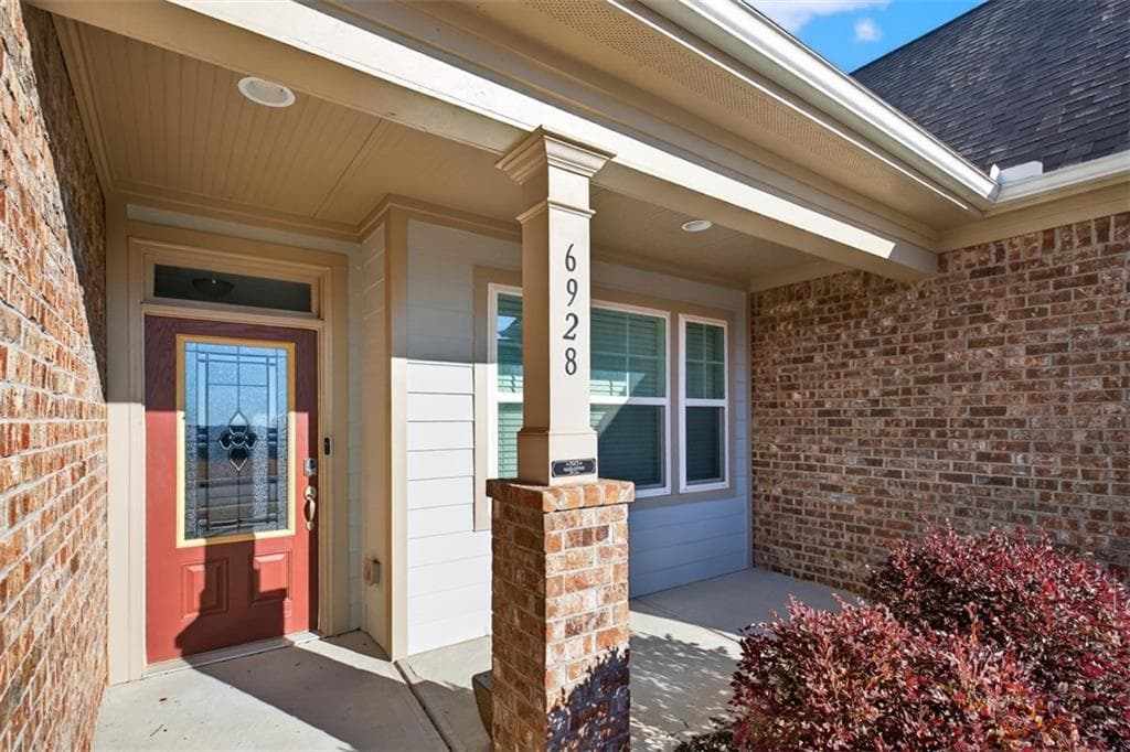 3 bedroom, 2 bathroom, 2,264 sq ft single family residence for sale at 6928 Manchester Drive, Flowery Branch, GA 30542 — photo 4