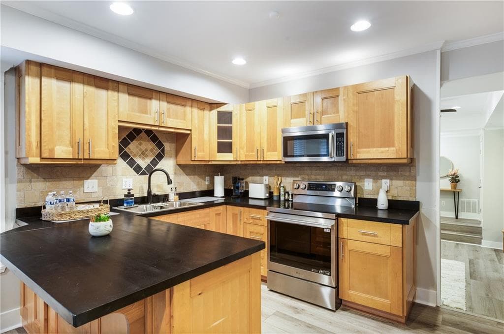 2 bedroom, 1 bathroom, 800 sq ft single family residence for rent at 71 17th Street, Atlanta, GA 30309 for $2,800 a month — photo 10