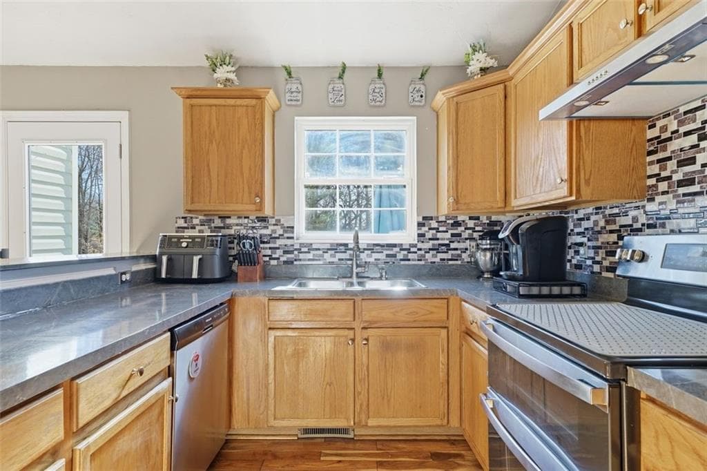 4 bedroom, 3 bathroom, 1,679 sq ft single family residence for sale at 8675 Bayhill Drive, Gainesville, GA 30506 — photo 9